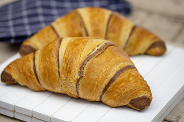 croissants au chocolat sur une table
