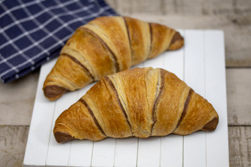 croissants au chocolat sur une table