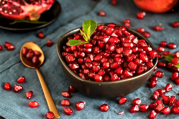frische saftige und vitaminreiche kerne vom Granatapfel
