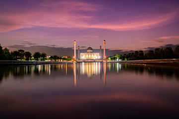 Fototapeta na wymiar Beautiful central mosque with sunset in songkla , songkla Province, Thailand