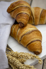 croissants au chocolat sur une table