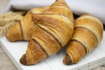 croissants au chocolat sur une table