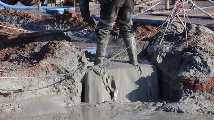 Cleaning the chisel and mud pit. Work on a drilling rig for deep drilling. - Powered by Adobe