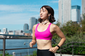 ジョギングをする女性