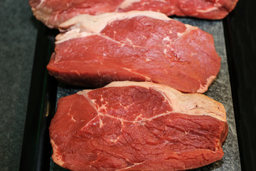 Rohes Roast Beef auf einer Platte