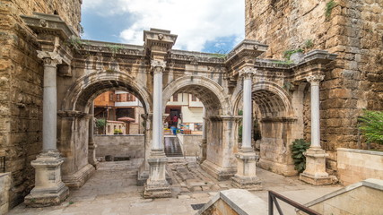 Fototapeta premium Widok na bramę Hadriana w stare miasto timelapse Antalya, Turcja