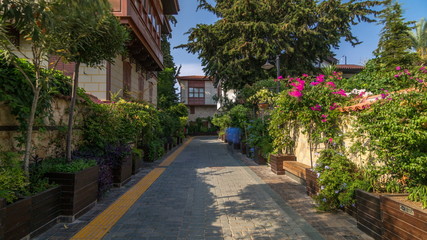 Obraz premium Ulica starych tradycyjnych tureckich domów timelapse miasta Antalya. indyk