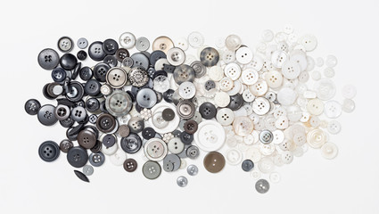 Sammlung von Knöpfen in schwarz, grau, weiss