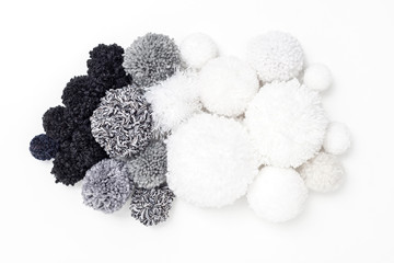 Pompons aus Wolle in schwarz, grau und weiss