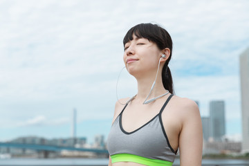 ジョギングをする女性