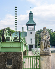 Fototapeta premium Technische Bauwerke und Kunst am Hochablass in Augsburg