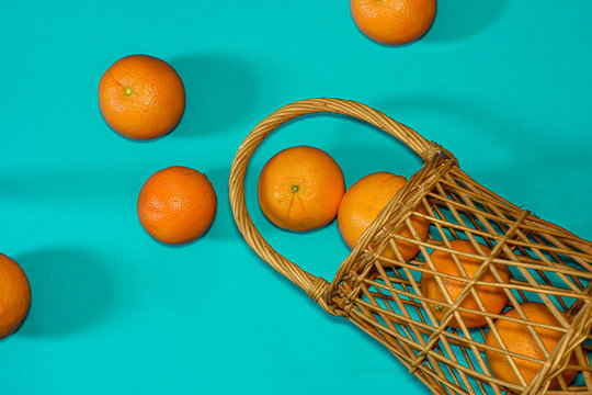Panier de gille au carnaval avec des oranges