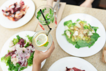 乾杯をする女性