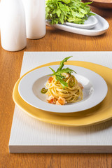 Spaghetti con gamberi crudi e salsa alla rucola
