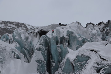 Człowiek wspina się na lodowcu, Islandia © Monika