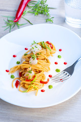 Spaghettoni con gamberi freschi, peperoncino pomodoro e salsa al rosmarino e peperone