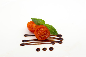 Pomodorini, basilico e glassa con Aceto Balsamico di Modena IGP 