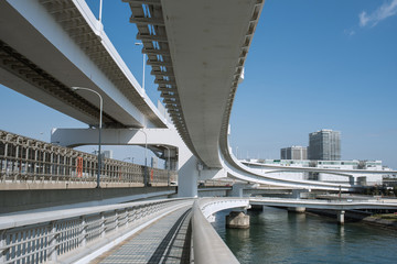 Obraz na płótnie Canvas Curve of Rainbow Bridge in Tokyo, Japan　東京レインボーブリッジ カーブする道