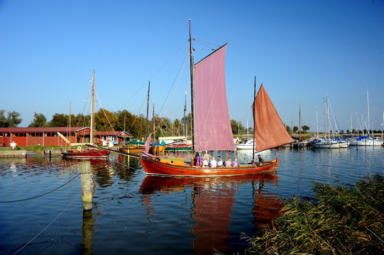 Wustrow, Hafen, Marina und Zeesboote