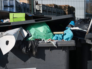 Basura sobresale de contenedores