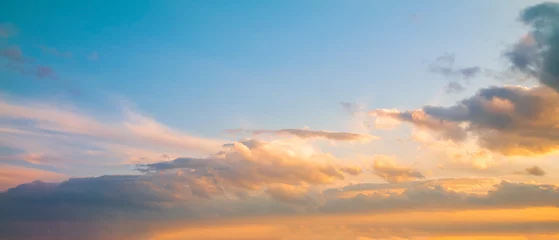 Foto auf Acrylglas Schöner bunter heller Sonnenunterganghimmel mit Wolken. Naturhimmelhintergrund. © Inga Av
