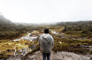 Subiendo una montaña, un volcán en Colombia. 
