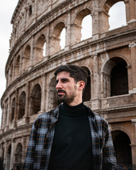 Fototapeta na wymiar Profil d'un Homme au Colisée de Rome