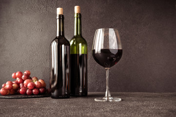Red wine with bunch of grapes