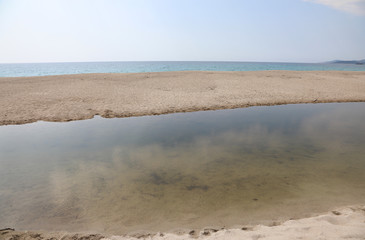 isthmus of land between water of sea and a river