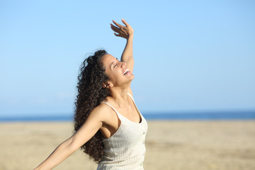 Fototapeta na wymiar Latin woman imitating flight on the beach