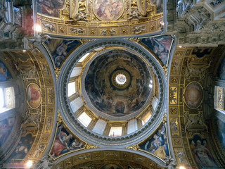 Fototapeta na wymiar Dôme de la basilique Saint Pierre de Rome