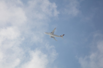 Fototapeta na wymiar Flug im Steigflug hinter Wolken