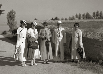 FOTO VECCHIA CON GRUPPO IN POSA