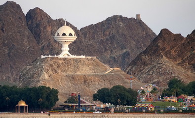Weihrauchbrenner auf einem Felsplateau an der Küste von Mutrah