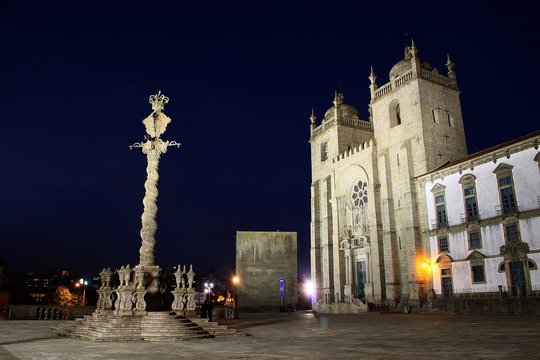 La catedral y la picota de Oporto iluminados en la noche (Portugal).