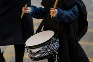 Manos de una persona tocando un tamboe en fiestas tipicas de españa