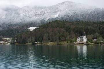 Obraz premium Grundlsee, the largest lake in Styria, Austria, and his beautiful Villa Castiglioni set in the wonderful mountain landscape, in misty winter morning