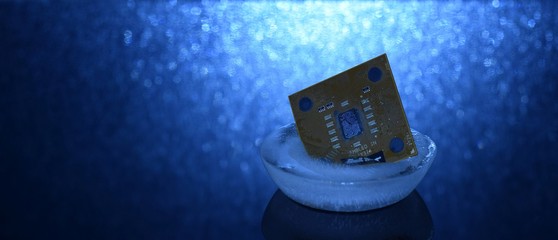 Eingefrorene CPU vor blauem Hintergrund
