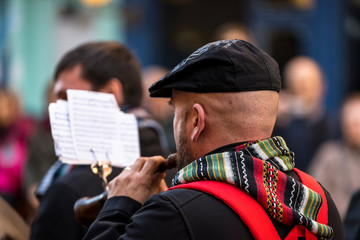 Persona tocando la dulzaina