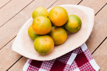 Naranjas sobre una mesa de madera, comida saludable, frutas.