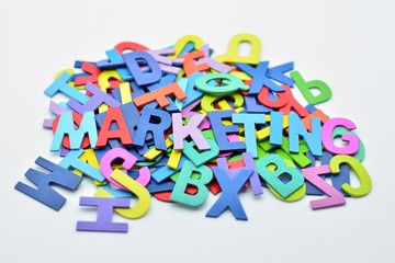 Un montón de letras de colores, y en el centro, la palabra marketing