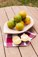 Naranjas sobre una mesa de madera, comida saludable, frutas.