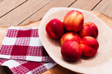 Duraznos sobre mesa de madera, fruta fresca