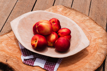 Duraznos sobre mesa de madera, fruta fresca