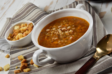 Zuppa di cereali e legumi