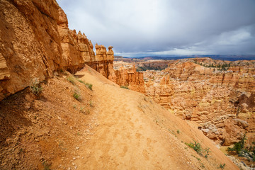 hiking the peek-a-boo loop in bryce canyon in utah in the usa