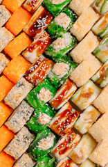 Many types of Shusha are stacked in a row.