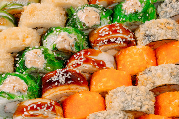 Many types of Shusha are stacked in a row.