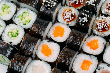 Many types of Shusha are stacked in a row.