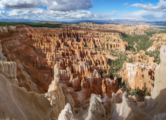 hiking the rim trail in bryce canyon national park in utah in the usa